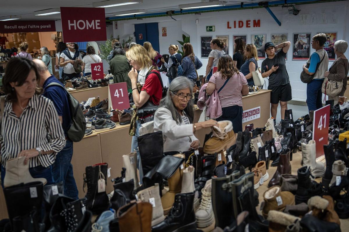 Ambiente en el outlet efímero de la cadena de zapaterías Casas, que ofrece descuentos en marcas como Converse, Aro o Camper, en Barcelona, el 22 de octubre de 2025.