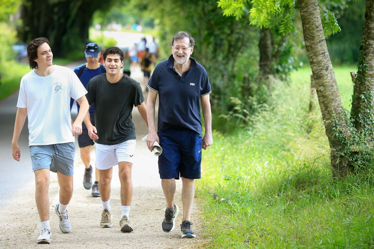Mariano Rajoy con su hijo y un amigo de este realiza estos días el Camino de Santiago por la ruta francesa.