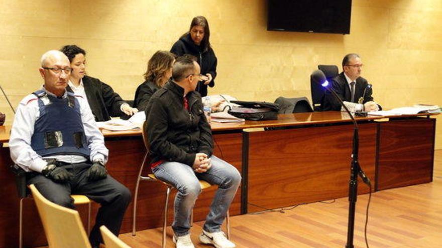 Els testimonis del crim de Figueres no van veure la ganivetada al coll del germà
