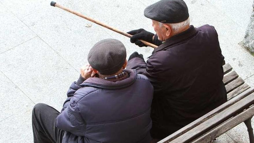 Dos mayores, sentados en un banco.