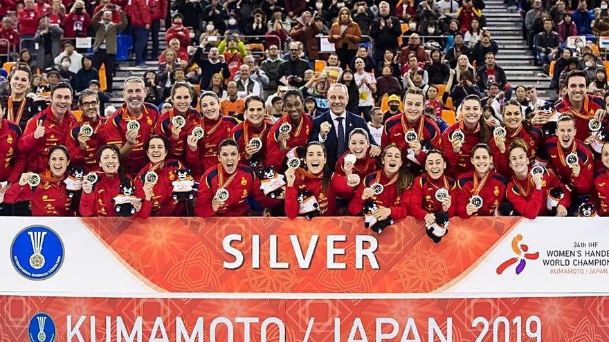 La Selección posan con su medalla de plata.