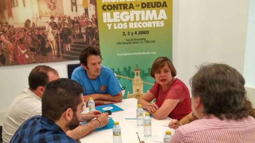 Somos plantea a &quot;Kichi&quot; hermanar Oviedo con Cádiz y acordar más colaboraciones