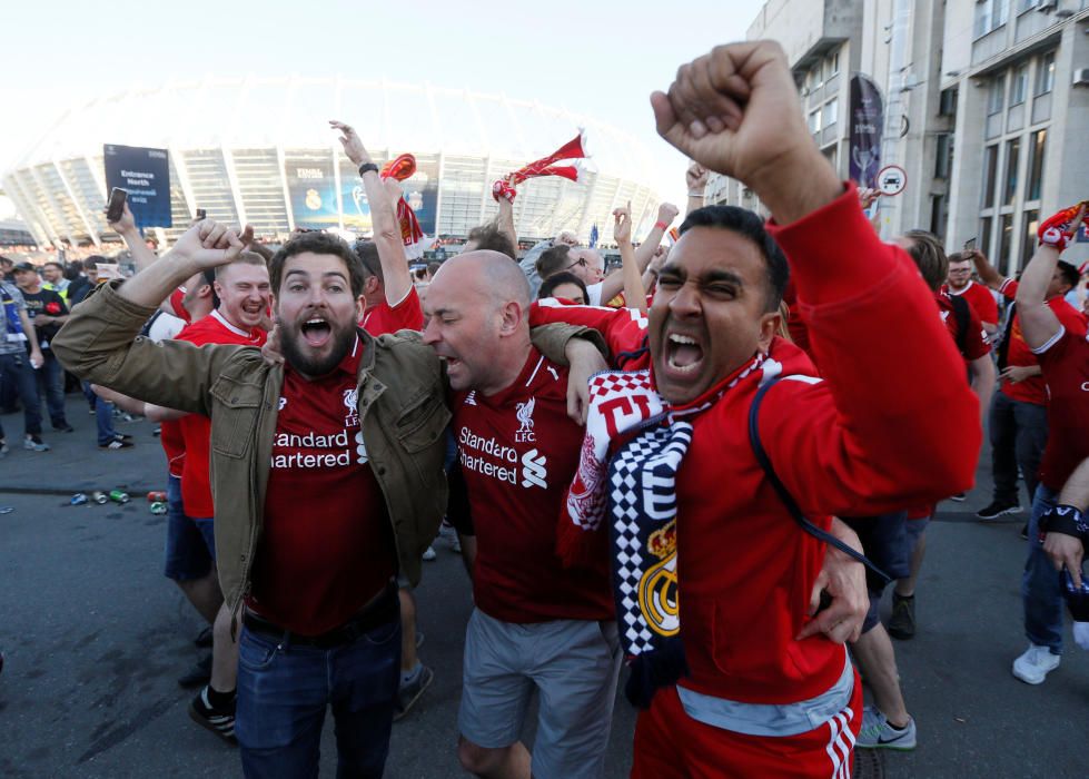 Las aficiones de Real Madrid y Liverpool llenan Kiev de color.