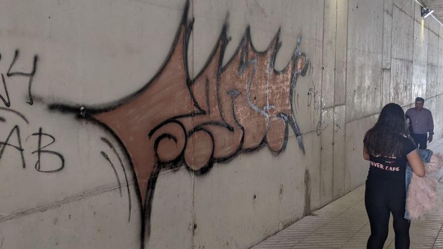 Primeras pintadas en el nuevo túnel del puente de Nicolás Soria  | F. V.