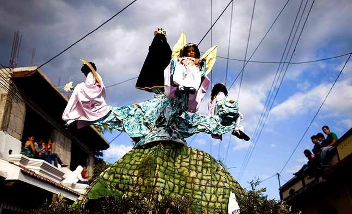 Unes nenes, vestides amb vestits d’àngels, participen en una desfilada durant el dia de la celebració de la Verge de la Immaculada Concepció a Ciudad Vieja (Guatemala). Aquesta celebració marca el començament de la temporada nadalenca al país.