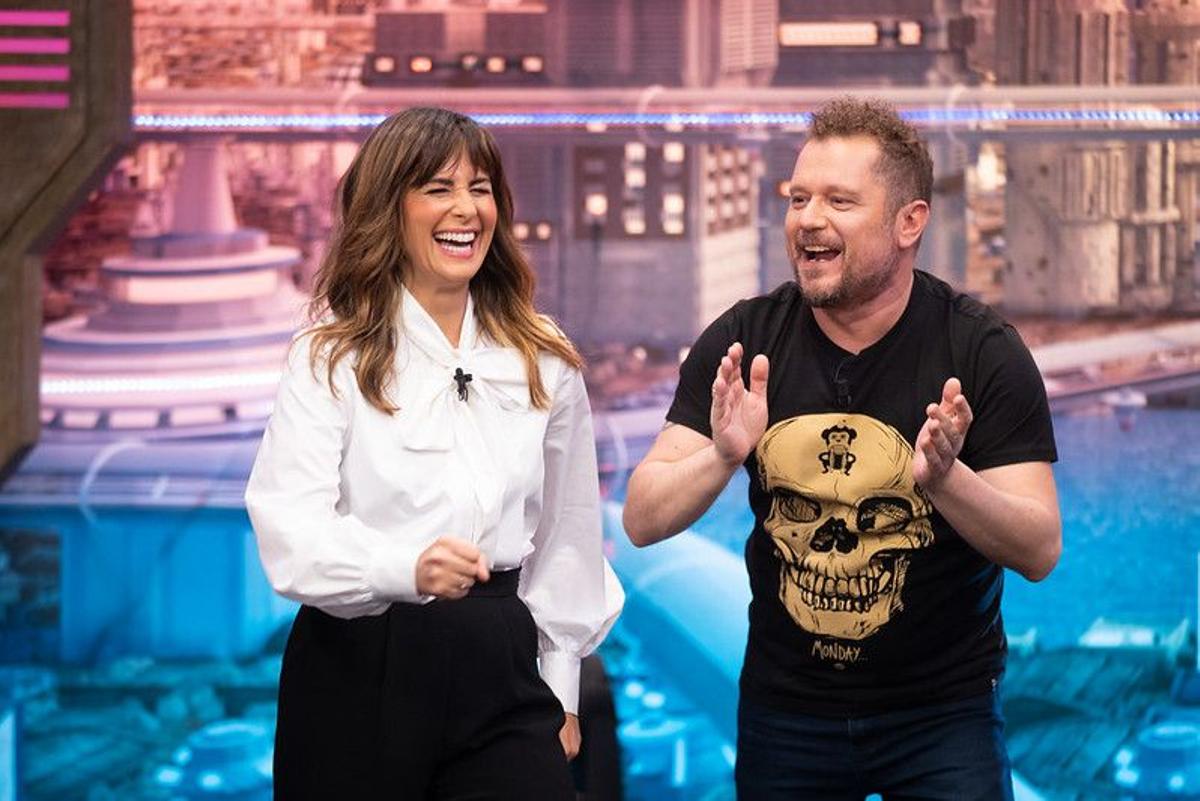 Nuria Roca junto a 'El monaguillo' en 'El hormiguero'