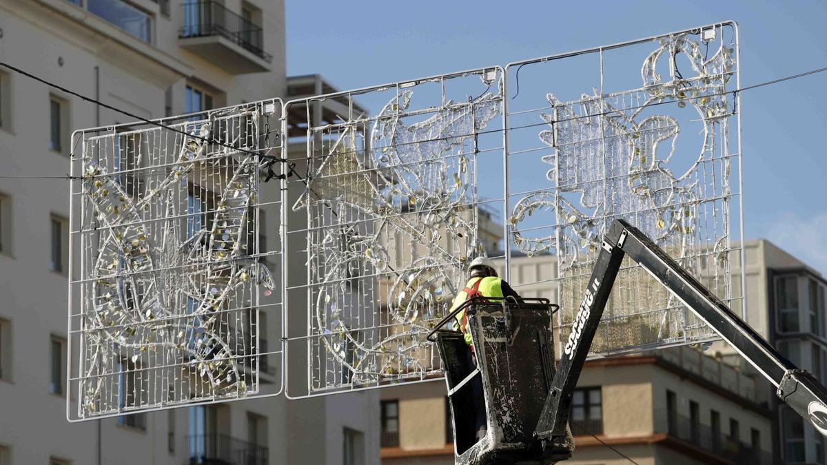 Colocación de las luces de Navidad.