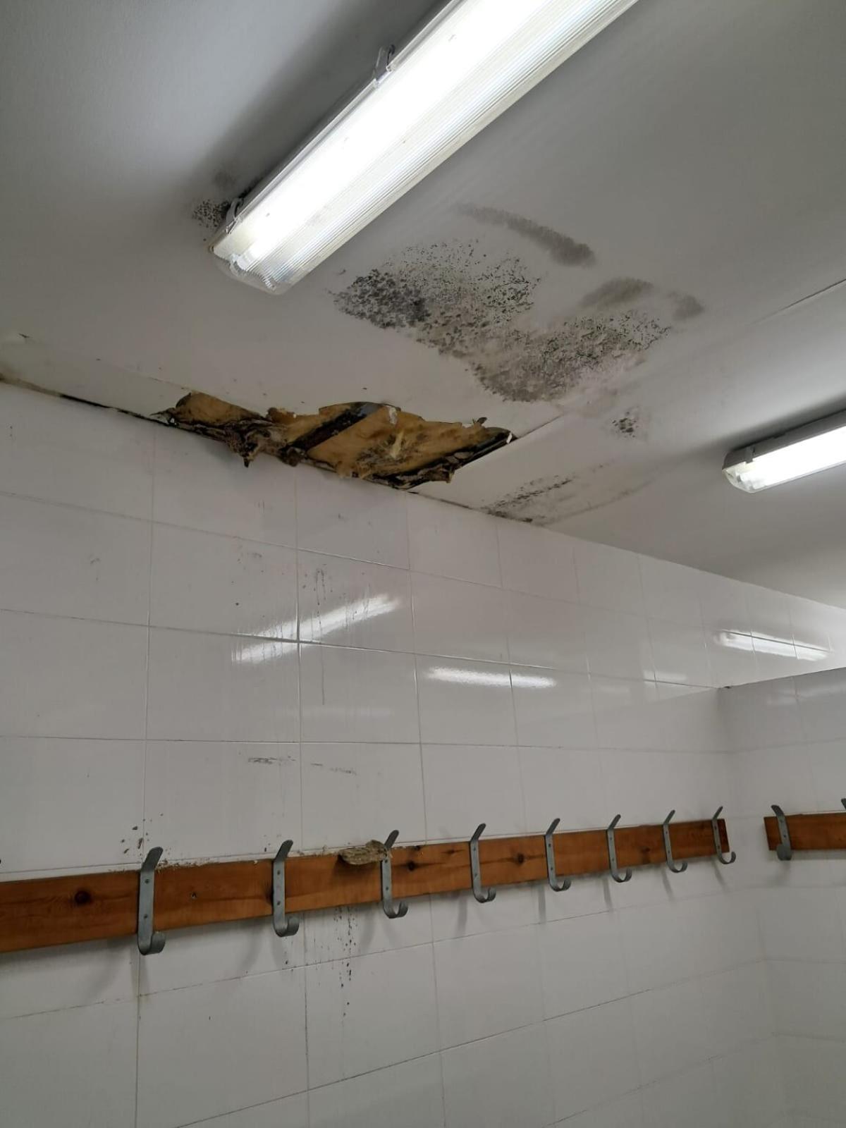 Estado del techo de uno de los vestuarios de El Lauredal.