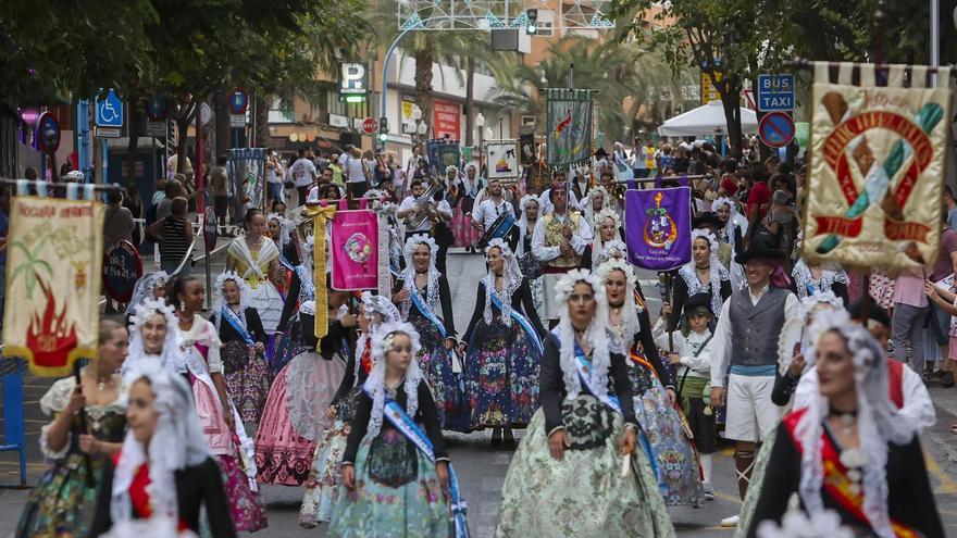 Banderines de comisiones, en el desfile del pregón, en las últimas fiestas