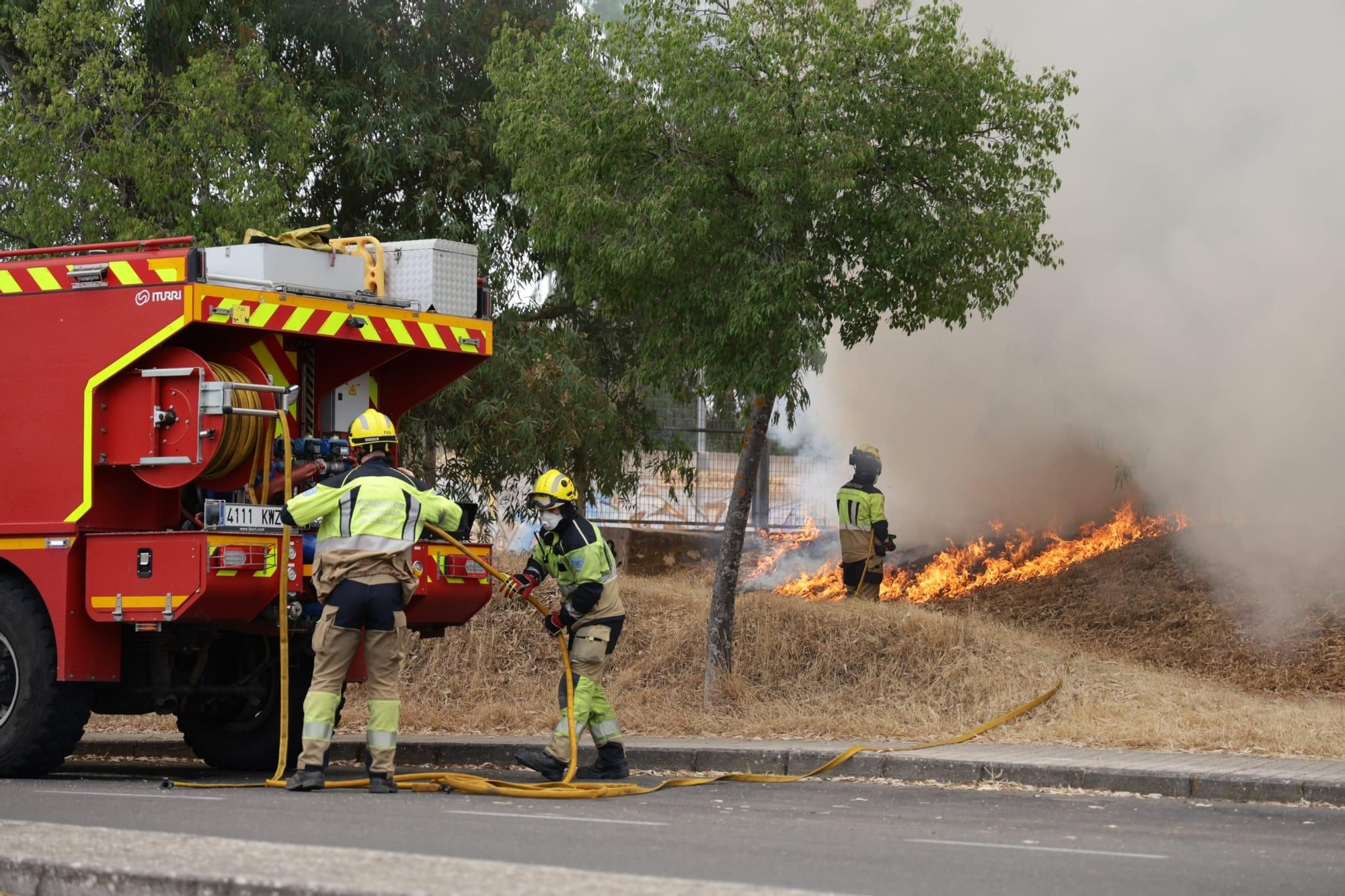 Incendio de pastos en unas pistas de fútbol de La Mejostilla