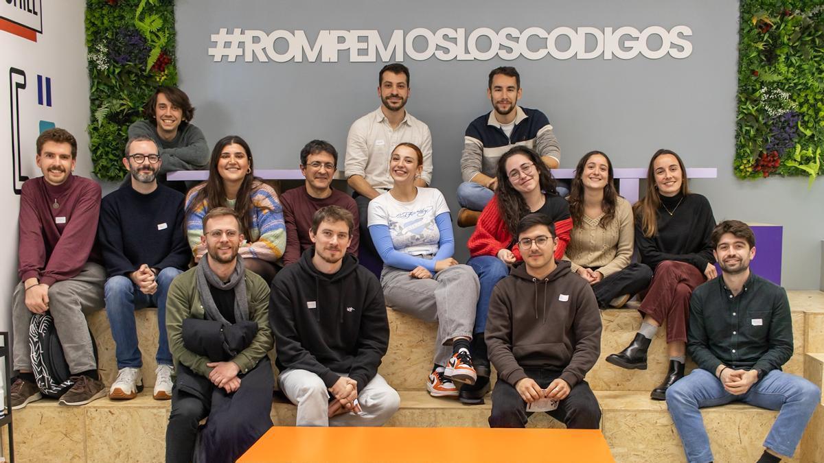 Paula Vila, segunda por la derecha, junto al resto de miembros de la junta de ECAP