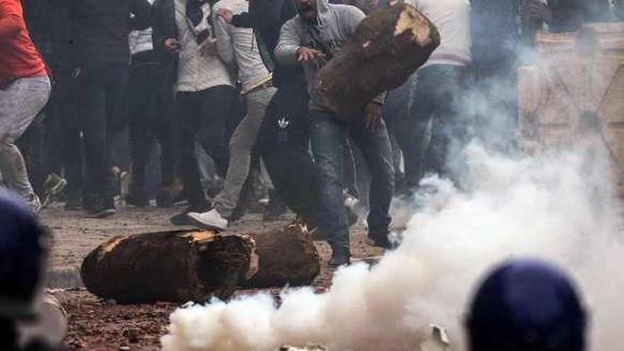 Choques entre manifestantes y la Policía en Argel. // Europa Press