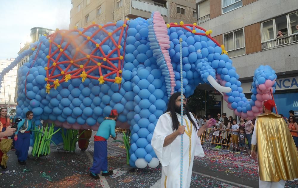 Carrozas y serpentinas llenan de color las calles de Pontevedra - La Bella y la Bestia y los Minnions, protagonistas de una Batalla de Flores que contó con la presencia de numeroso público