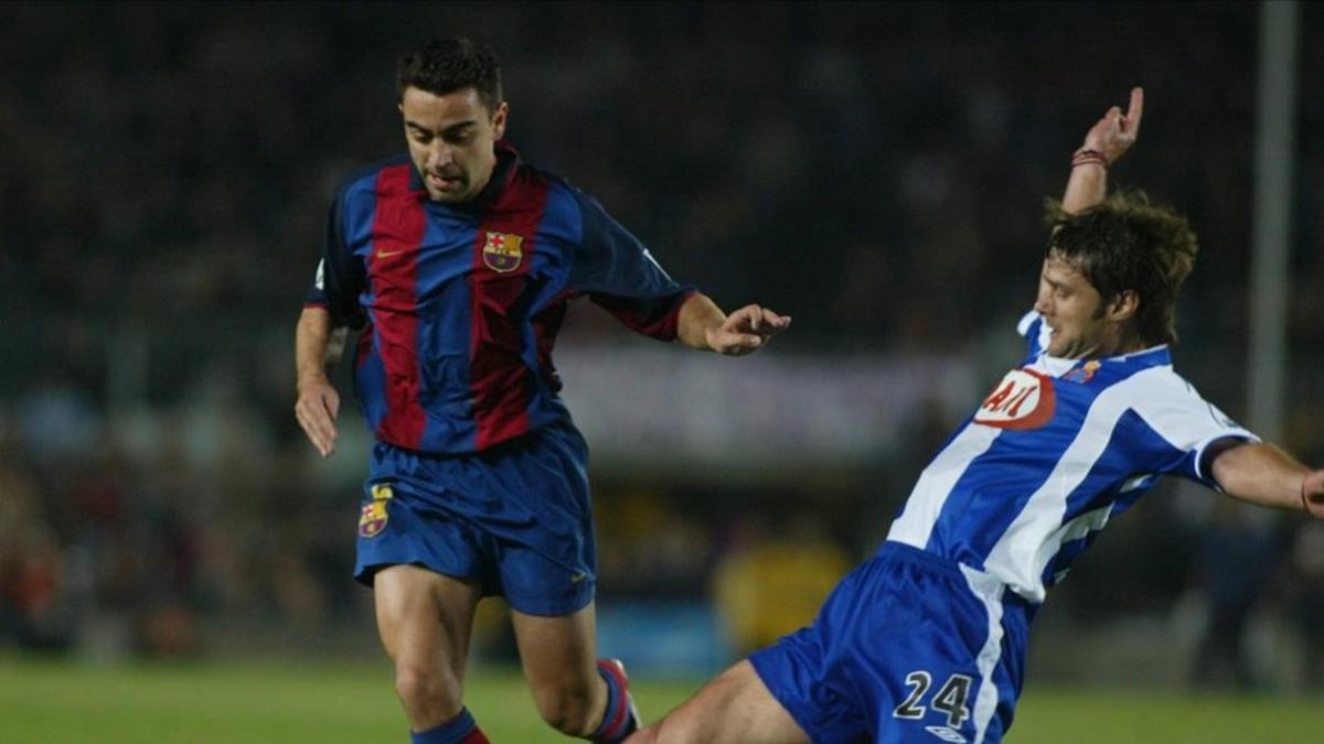 Xavi y Pochettino durante un partido entre Barcelona y Espanyol del 2004