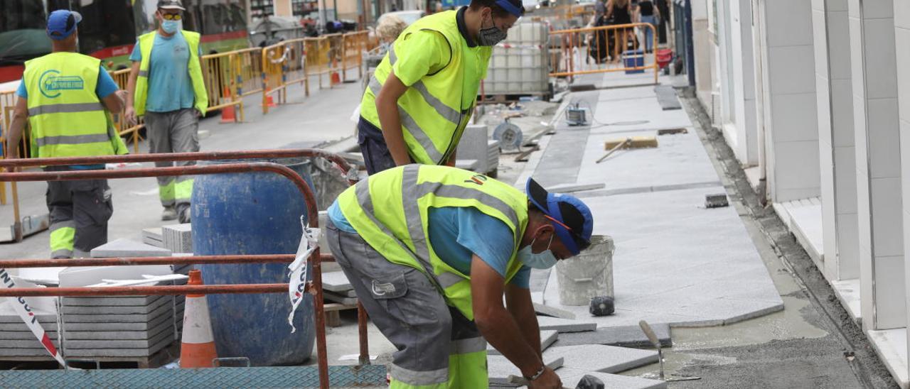 Trabajos de colocación de la nueva acera en la calle Andreu Castillejos. ANTONIO AMORÓS