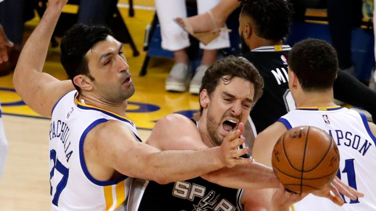Zaza Pachulia, ante Pau Gasol en un partido NBA