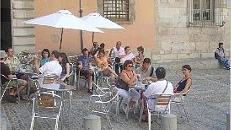 Turistes descansant en una terrassa del Barri Vell de Girona.