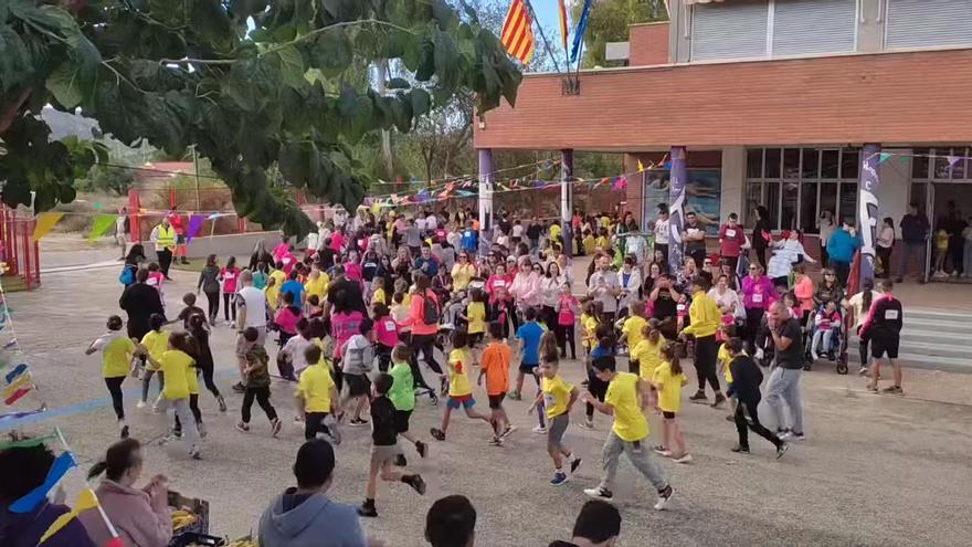 Más de 450 estudiantes de Elda corren para acabar con la leucemia infantil