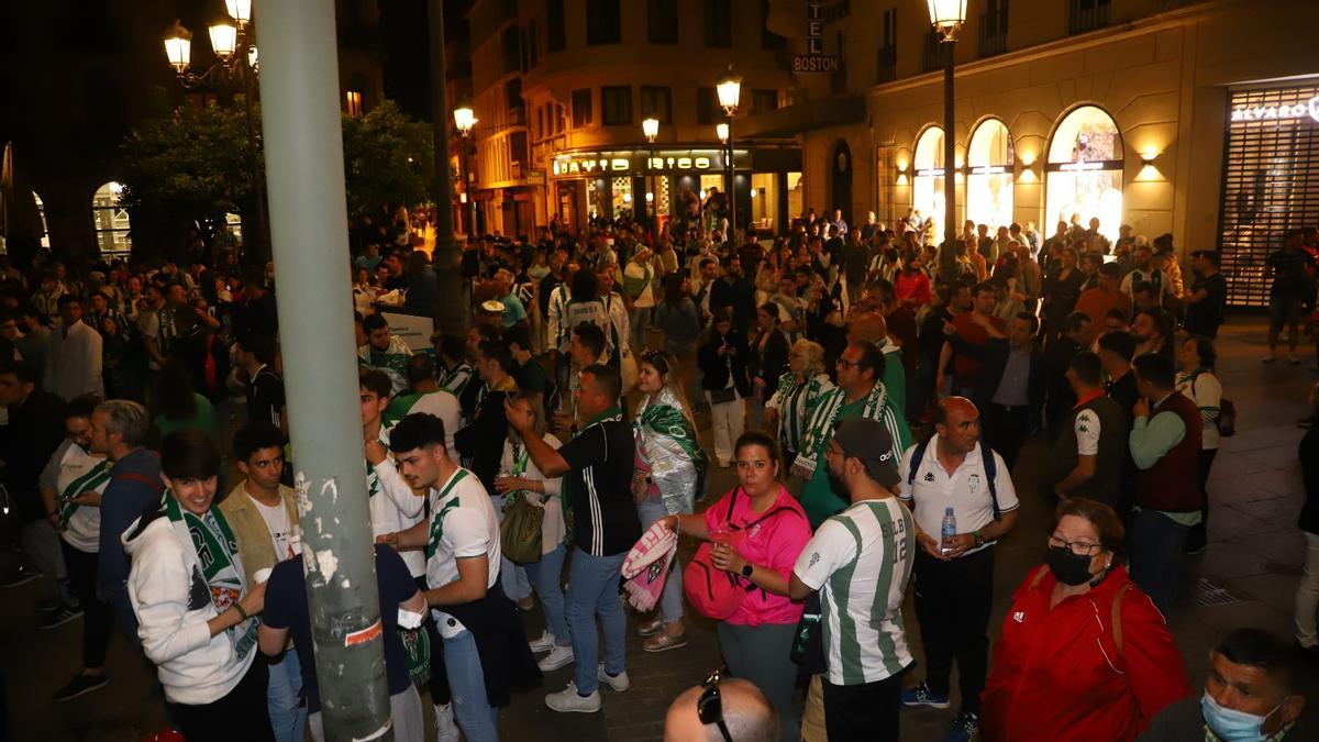 Aficionados del Córdoba CF en la fiesta del ascenso en Las Tendillas.