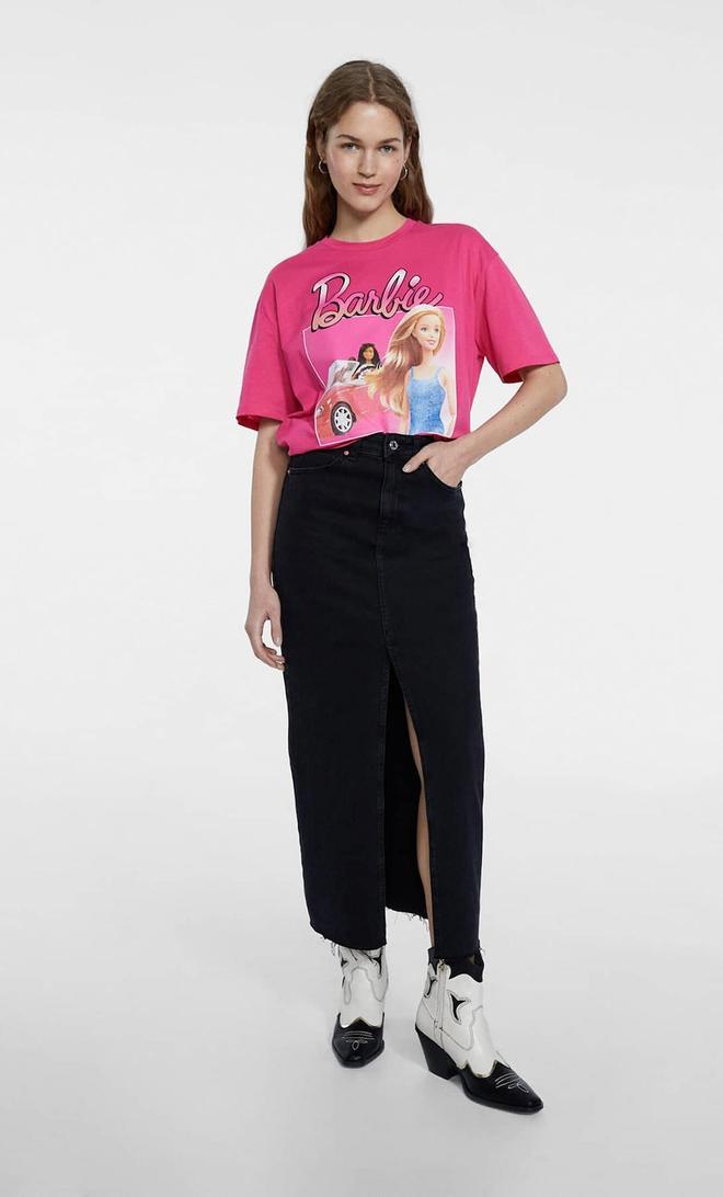 Camiseta rosa con estampado de Barbie, de Stradivarius.