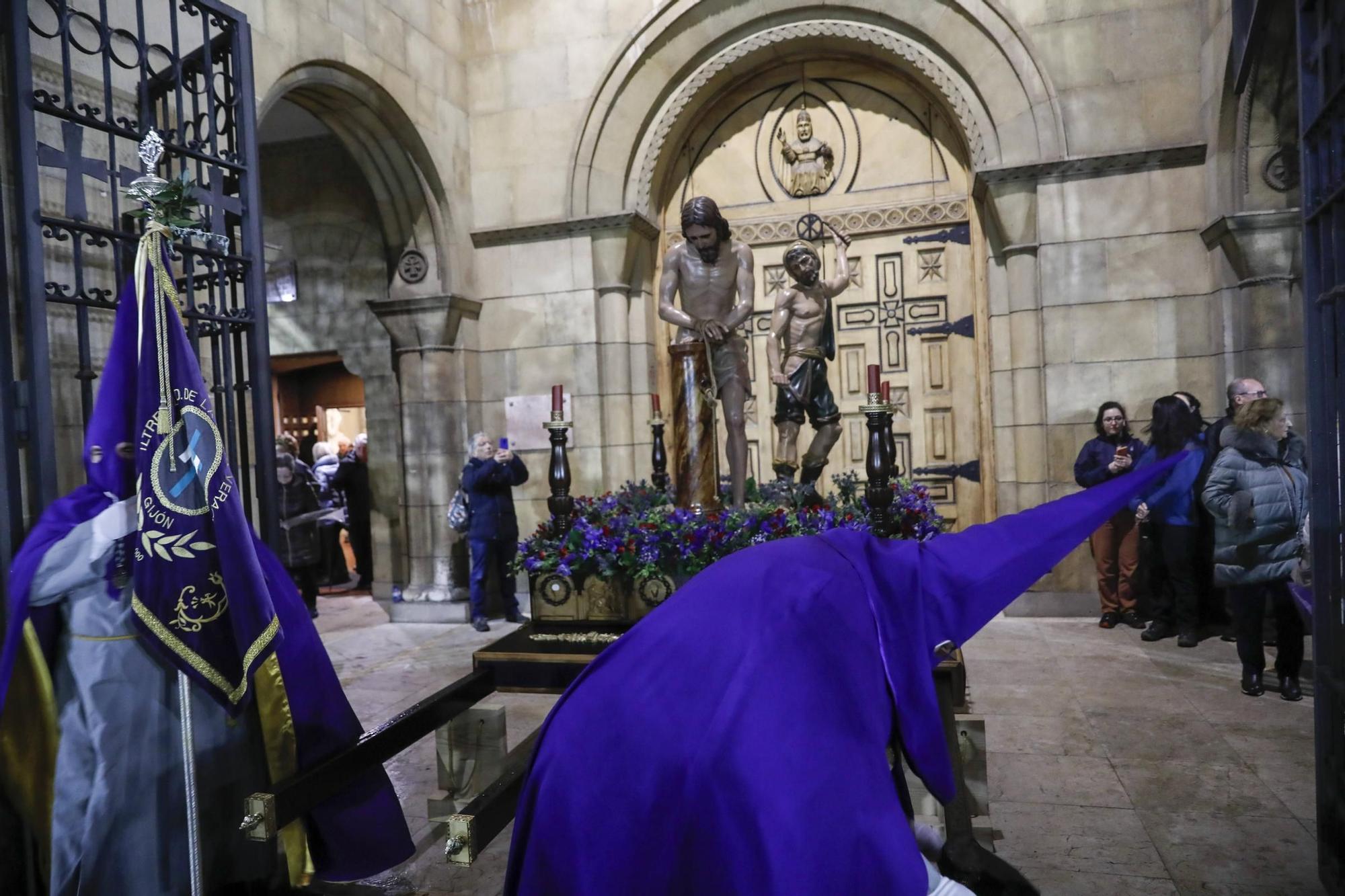 Así es la procesión del Martes Santo en Gijón (en imágenes)