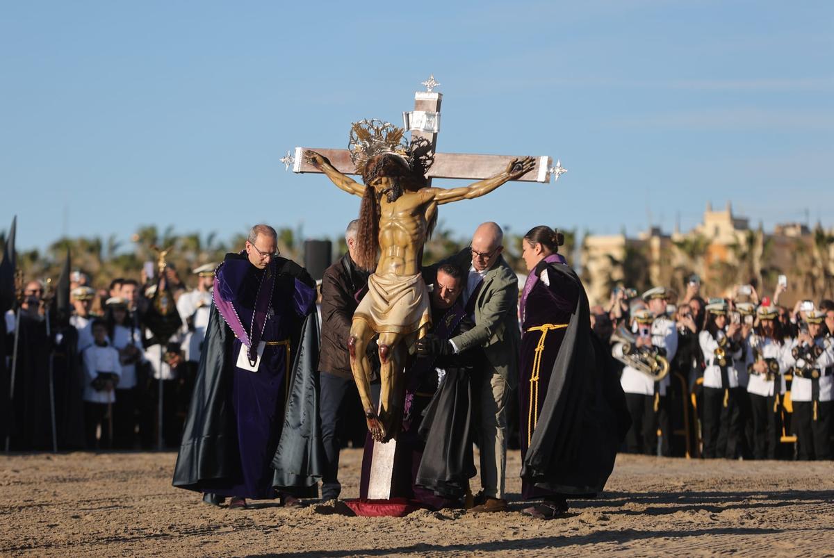 El encuentro de los cristos del Cabanyal estrenan el Viernes Santo de la Semana Santa Marinera de València