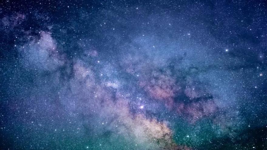 Una anomalía cósmica en el corazón de la Vía Láctea podría desvelar un universo invisible