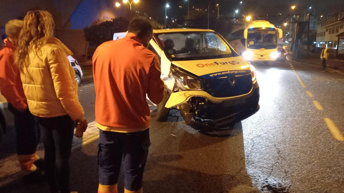 La furgoneta accidentada quedó cruzada en medio de la calzada.