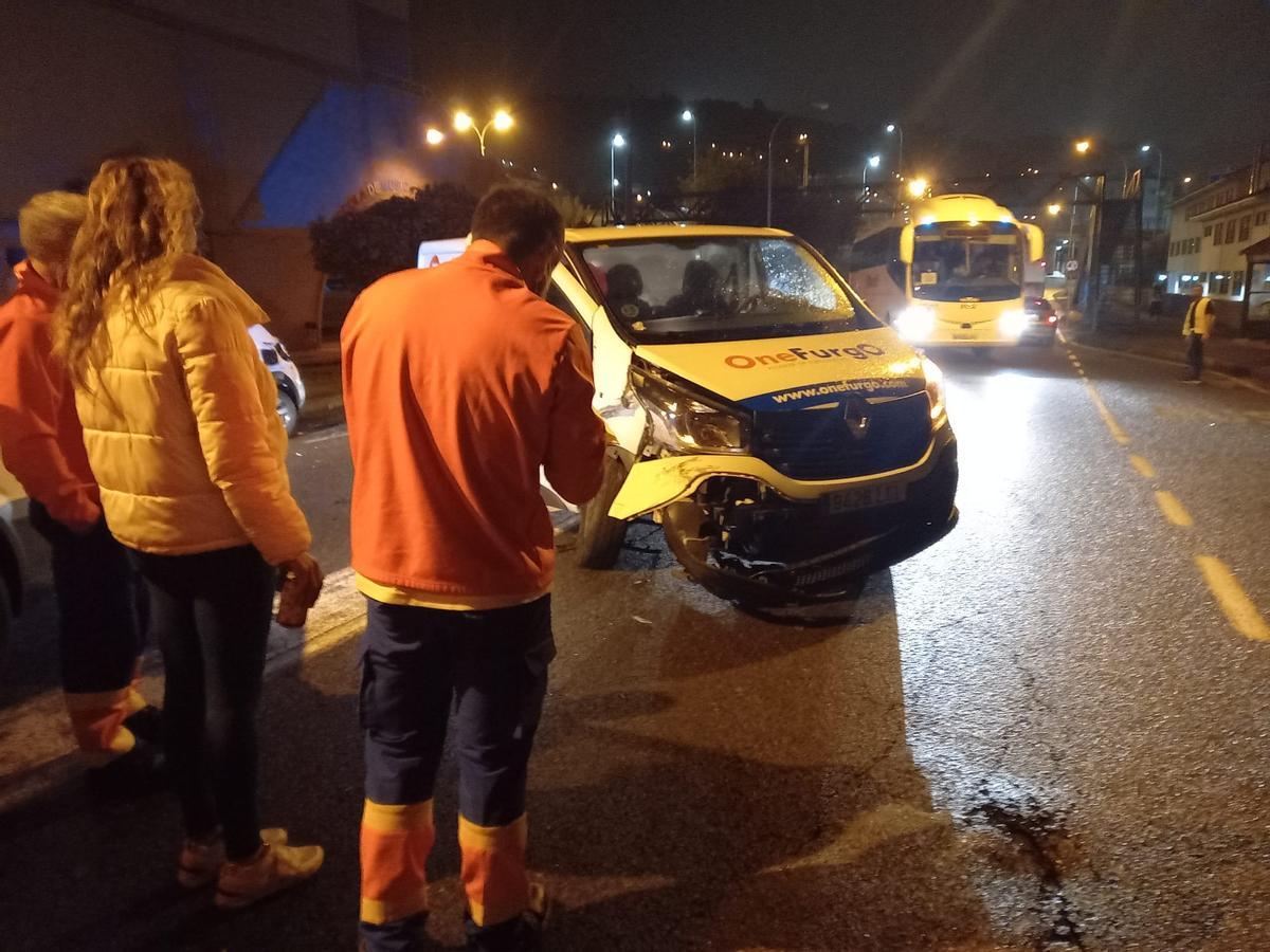 La furgoneta accidentada quedó cruzada en medio de la calzada.