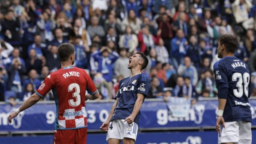 Lucas se lamenta de una ocasión perdida al final del partido. | Juan Plaza