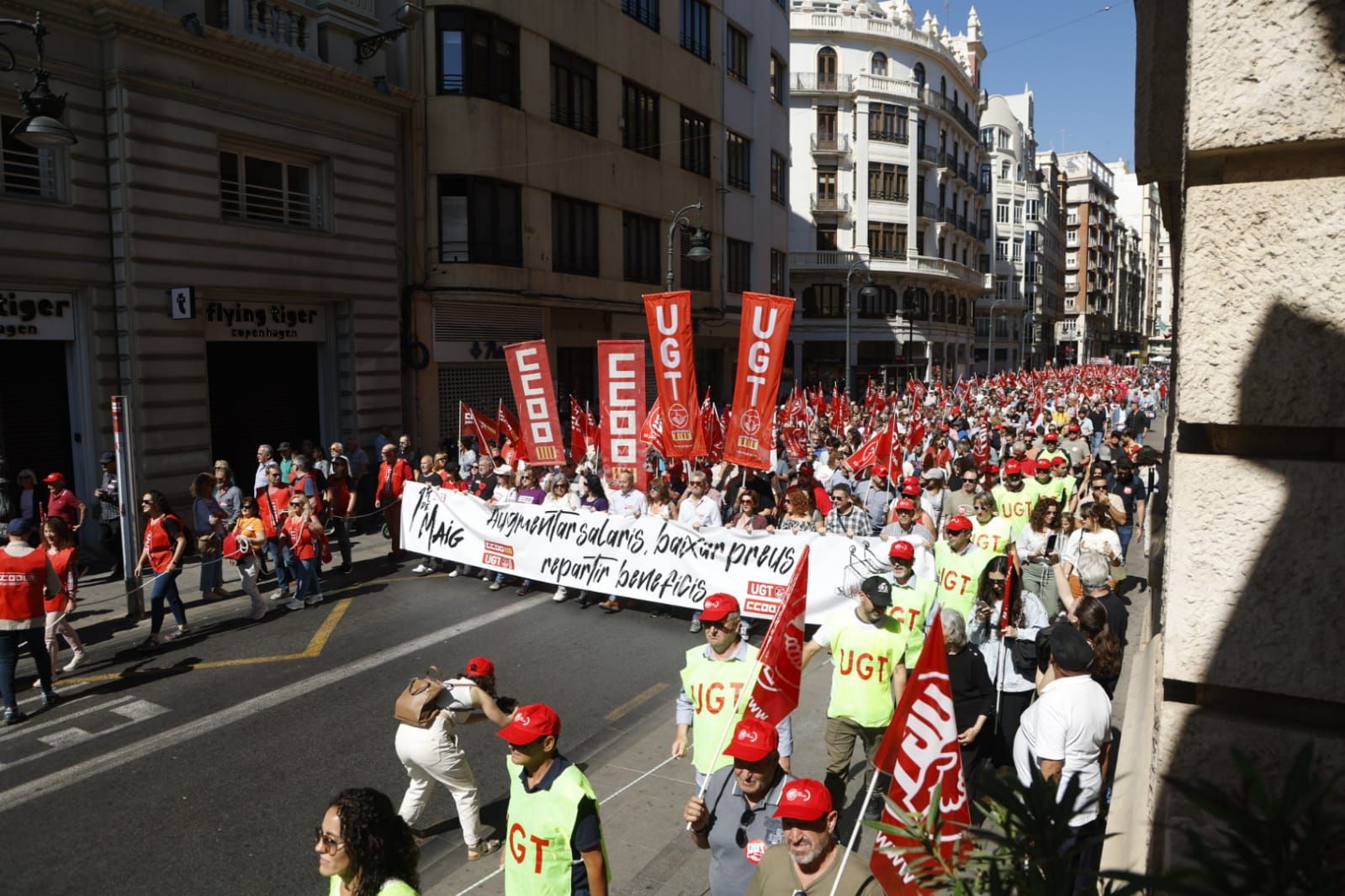 Miles de trabajadores festejan el Primero de Mayo en València