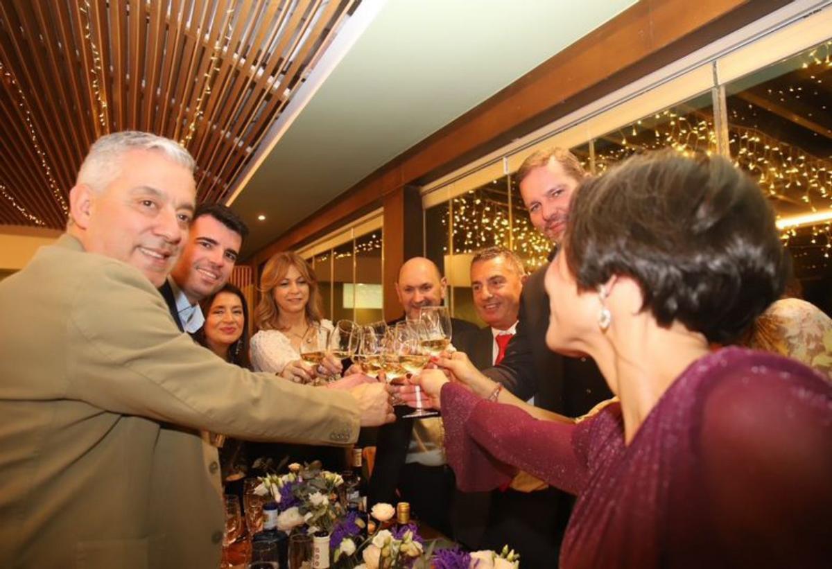 La mesa de las autoridades, brindando en el acto.