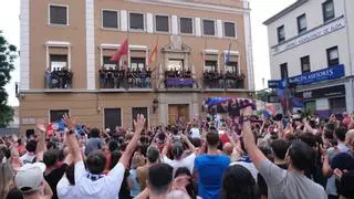 Euforia en Elda durante el recorrido triunfal de los jugadores del ascenso a Segunda División