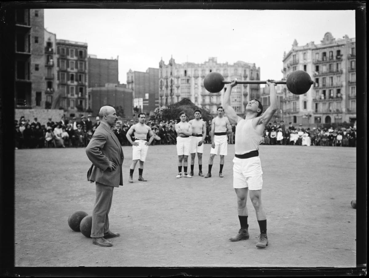 Concurso de halterofilia en Barcelona, en 1912.