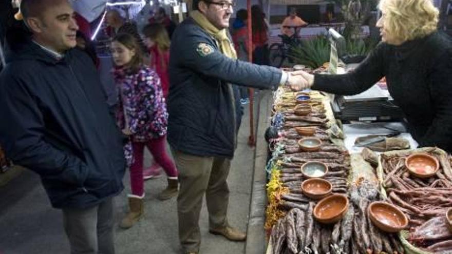 El edil Rafa Corresa y el alcalde, en el mercado. d. tortajada