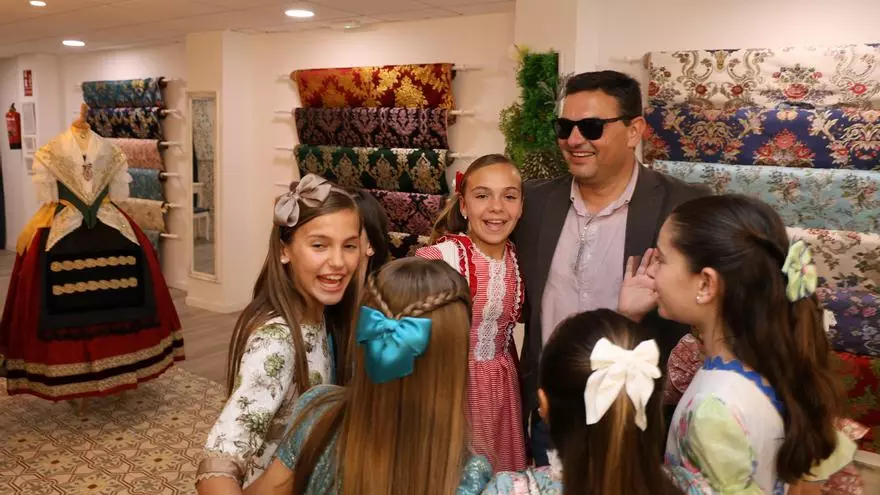La Bellea del Foc infantil y Damas cantan un "cumpleaños feliz" muy especial