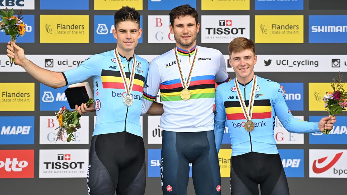 Filippo Ganna, con Wout Van Aert y Remco Evenepoel.