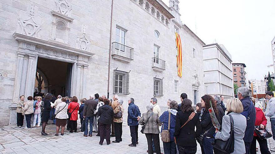 Les cues per accedir al recinte de la Generalitat arribaven al carrer Pompeu Fabra.