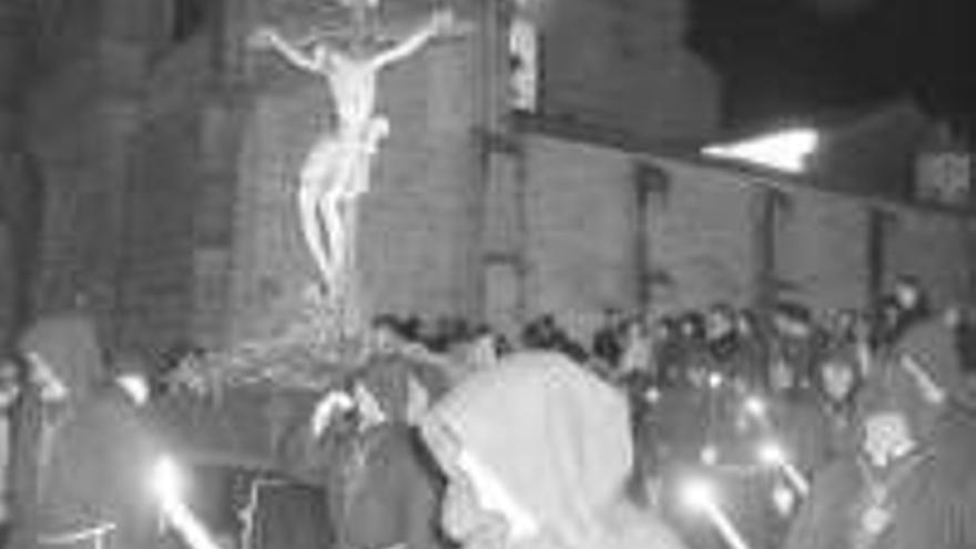 Silencio y austeridad acompañan al Cristo de los Afligidos en Coria