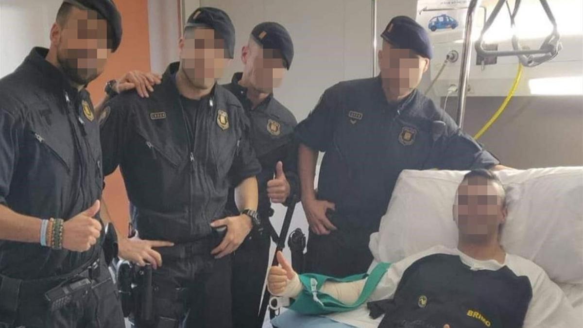 Cuatro 'mossos' visitan en el Hospital de Sant Pau al agente de Policía Nacional herido en los disturbios de Barcelona del pasado día 18, el 24 de octubre del 2019