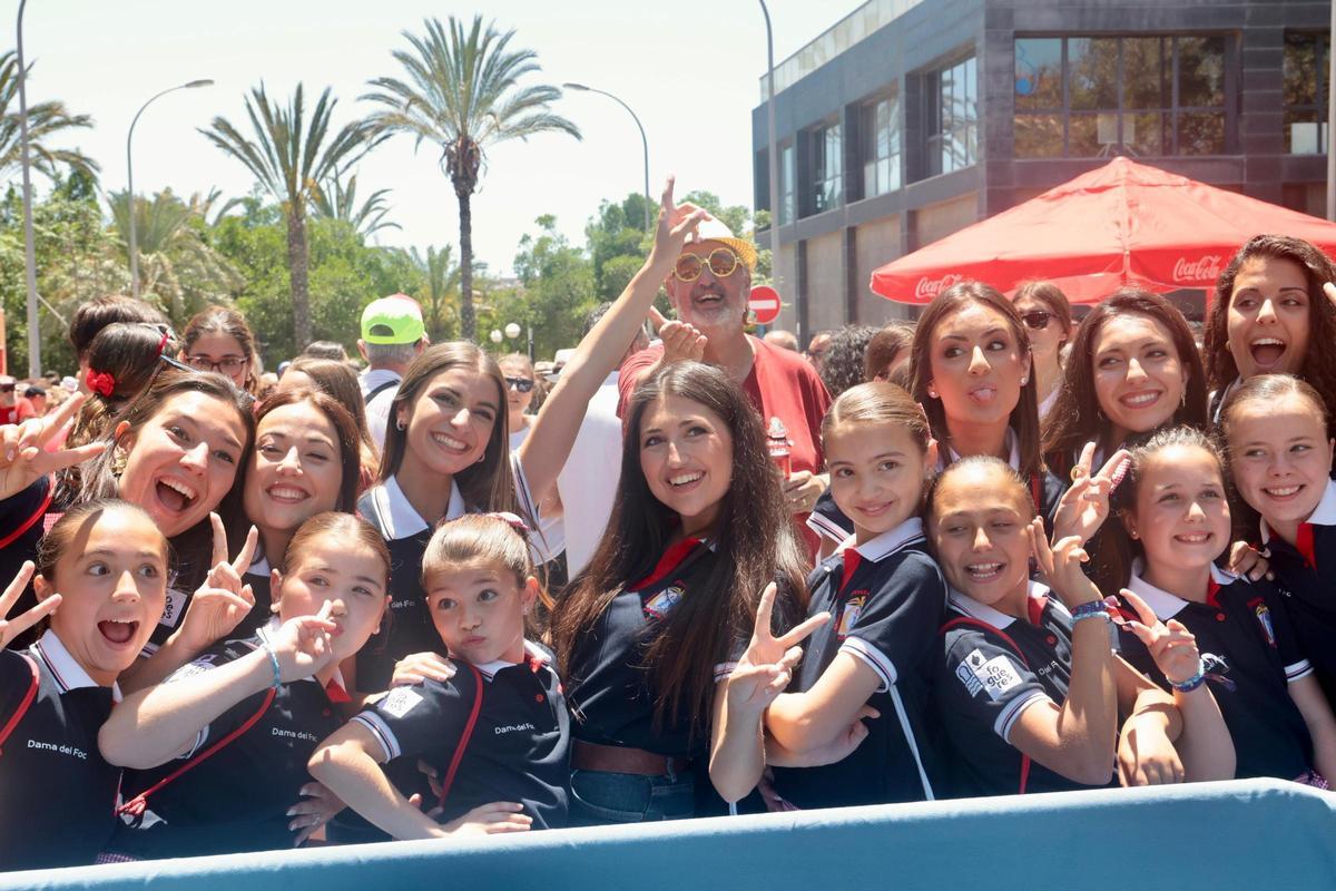 Las Belleas del Foc y sus damas de honor, previo momento a la mascletà.