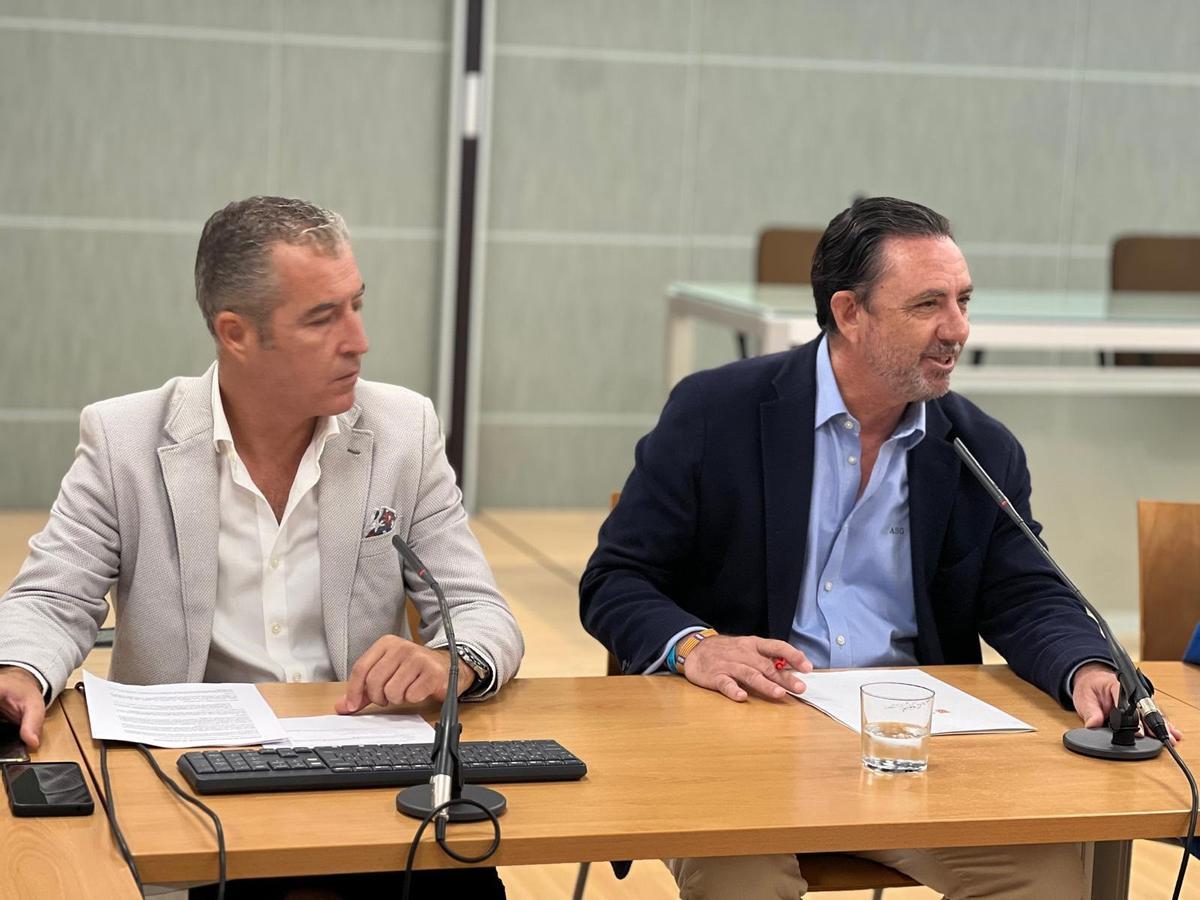 El conseller de Empresa Empleo EnergÍa, Alejandro Sáenz San Pedro y el director general de Empresa, Autónomos y Comercio, José Antonio Caldés