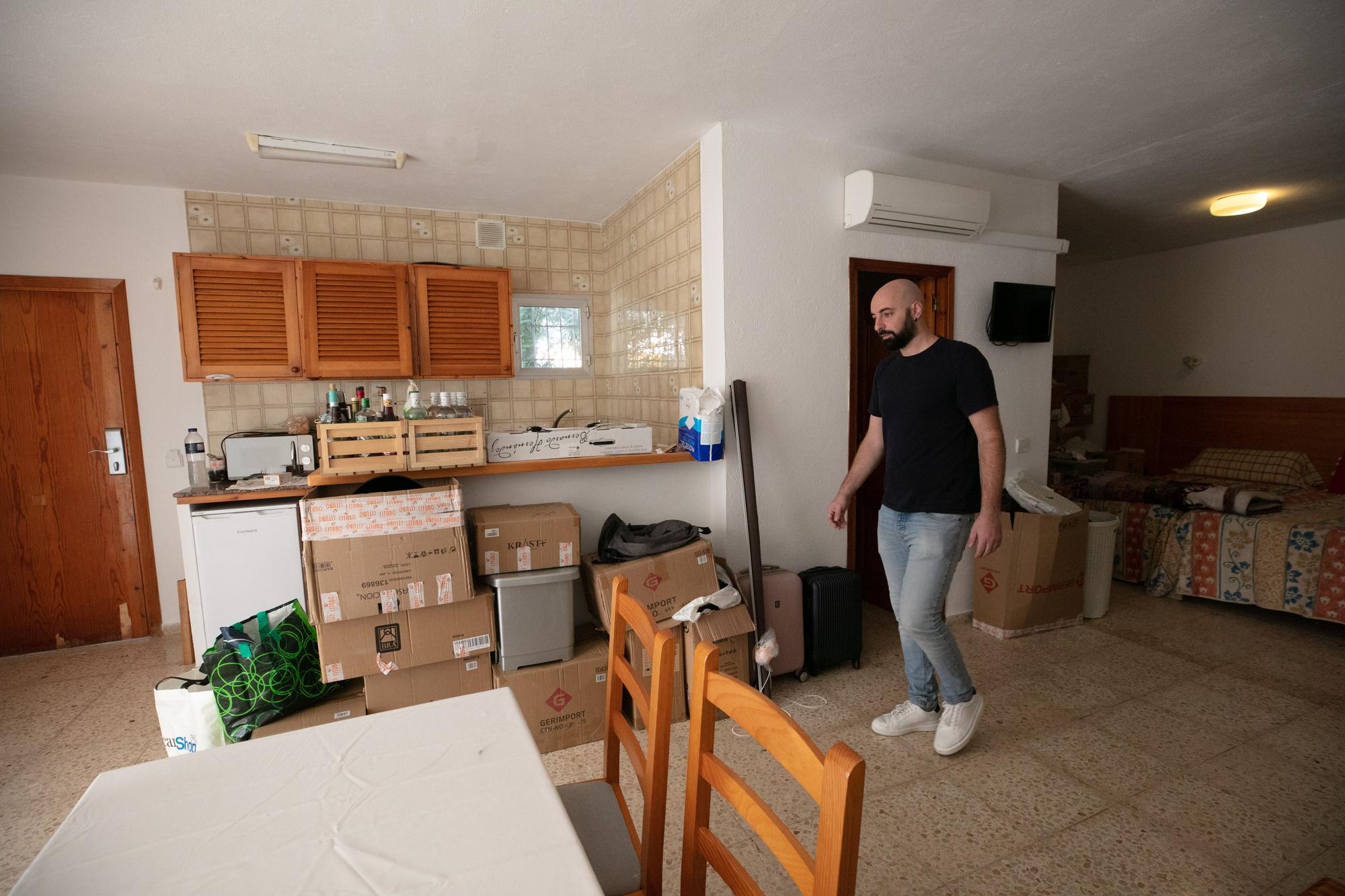 Vecinos desalojados de los apartamentos Don Pepe de Ibiza