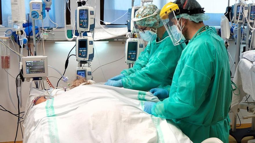 Los hospitales de Málaga atienden a 70 enfermos menos con Covid-19 que hace una semana