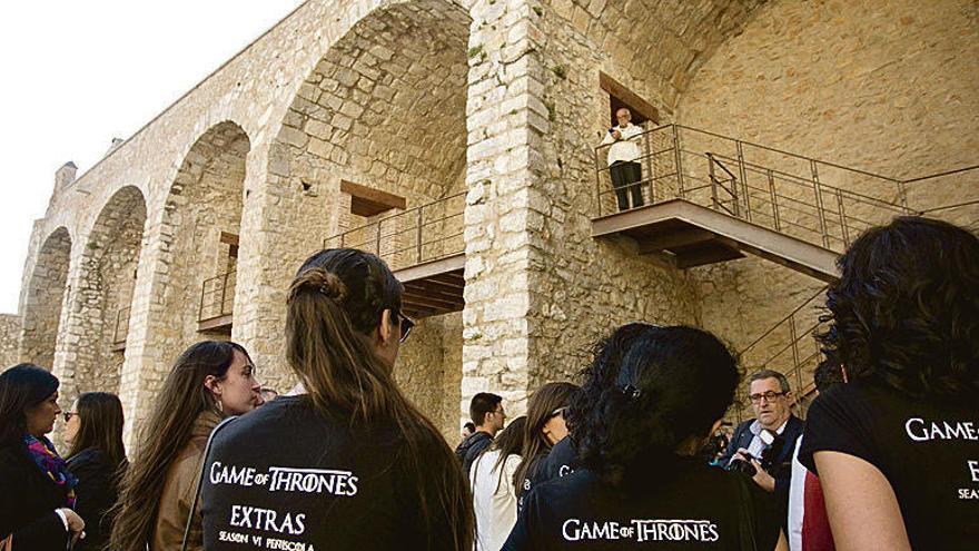 Extras y turistas, ayer en Peñíscola.