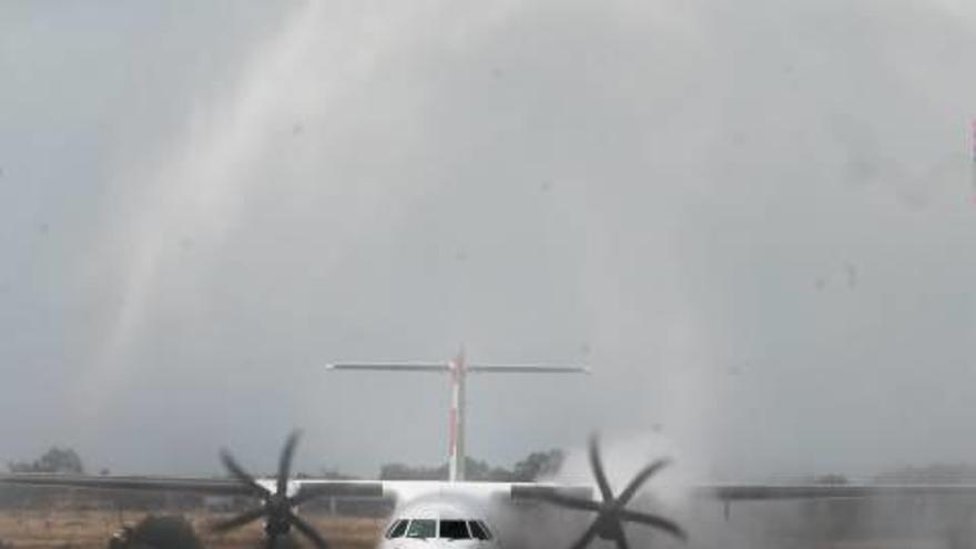 Primer avión aterrizado en El Altet procedente de Lisboa, recibido con chorros de agua.