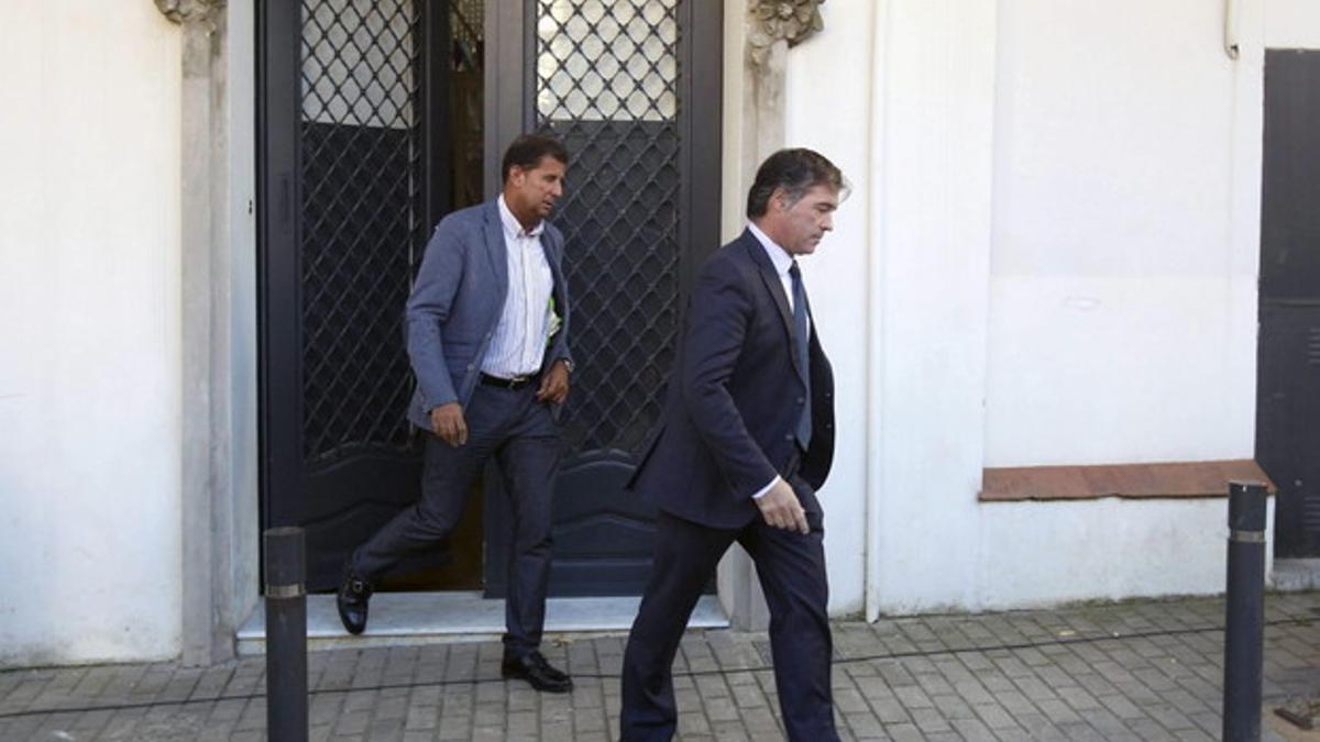 El fiscal anticorrupción Fernando Bermejo (derecha), a la salida de un registro en la casa de Oleguer Pujol, el pasado octubre.
