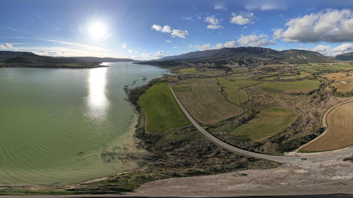 Vista panorámica del embalse de Yesa.