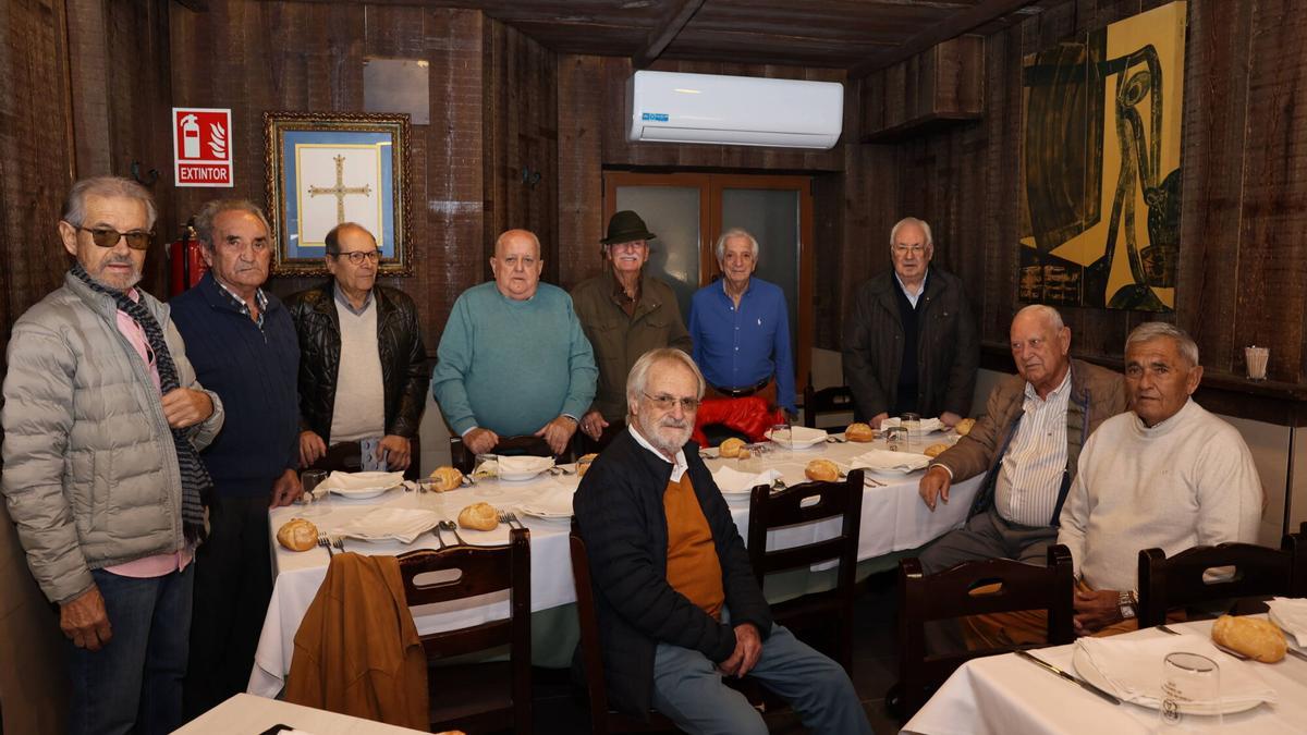 Los voluntarios antes de la comida.