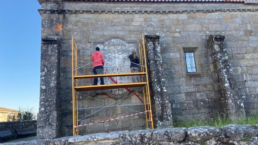 Patrimonio autoriza la retirada la placa de cemento de la simbología franquista en Beluso